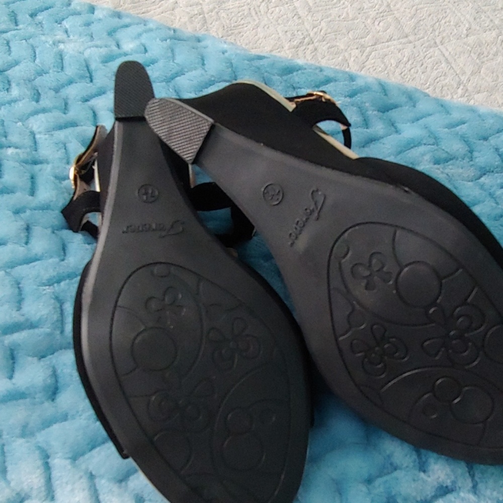 Shoes - Picture 4 of 5